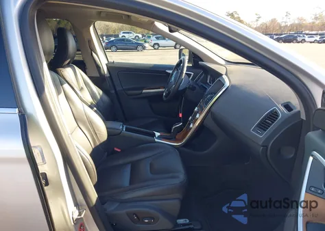 2017 Volvo Xc60 T5 Inscription z USA, uszkodzony, nr VIN YV440MDUXH2212617